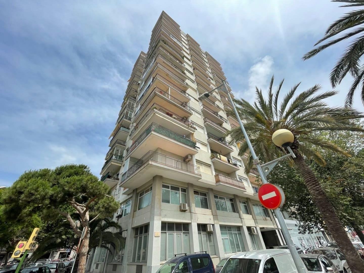 Vista exterior de Local en venda en Mataró