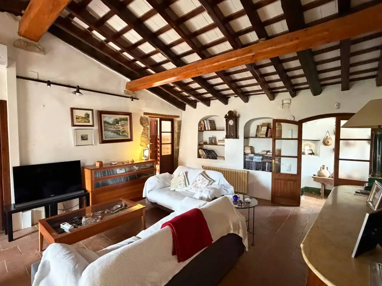 Sala d'estar de Finca rústica en venda en La Tallada d'Empordà amb Aire condicionat, Calefacció i Jardí privat