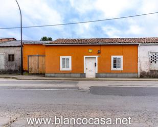 Vista exterior de Casa o xalet en venda en Carballo amb Jardí privat, Terrassa i Traster