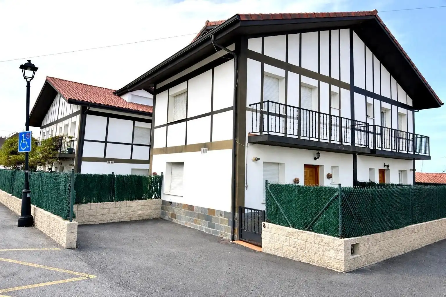 Vista exterior de Casa adosada en venta en Castro-Urdiales con Calefacción, Jardín privado y Terraza