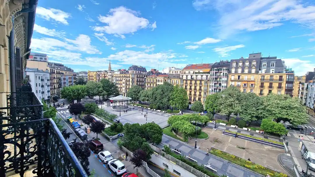 Außenansicht von Wohnung zum Verkauf in Donostia - San Sebastián  mit Heizung, Abstellraum und Balkon