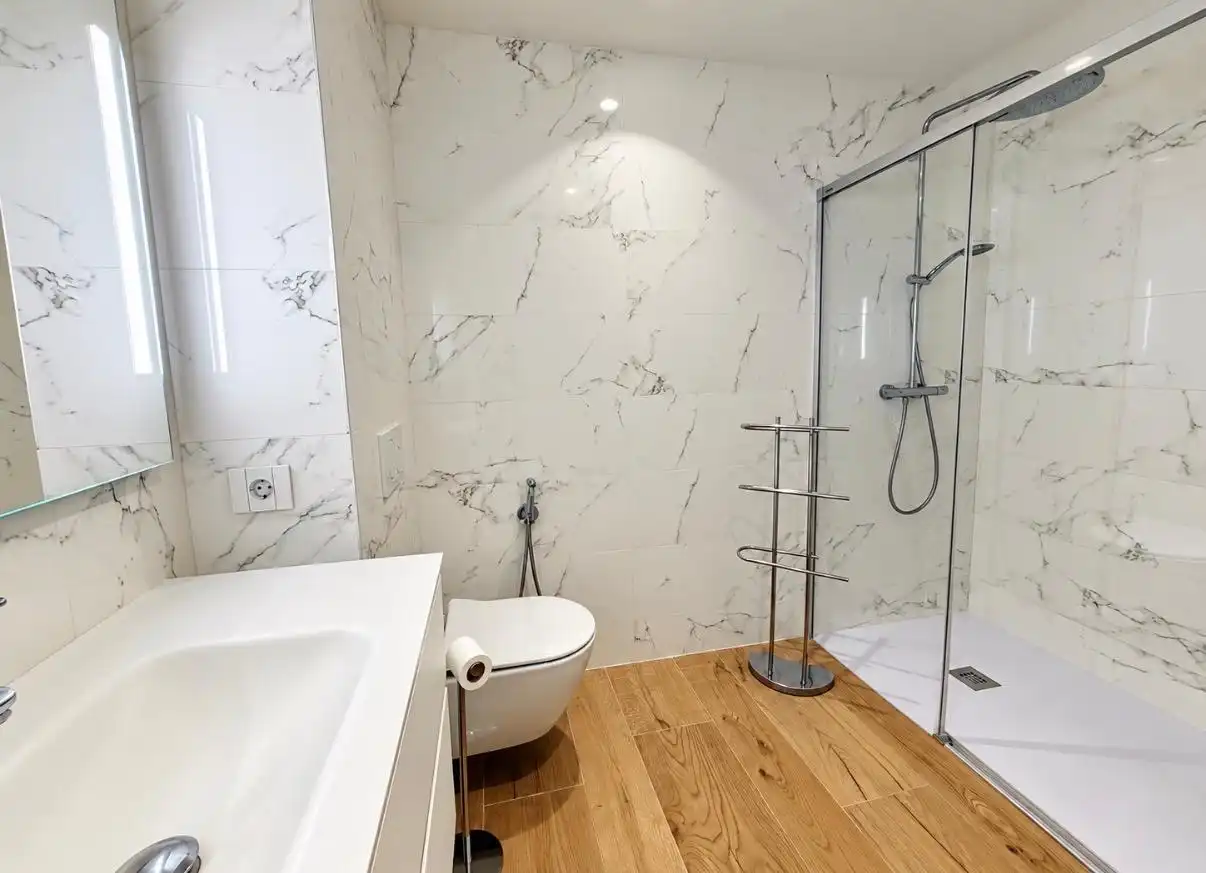 Badezimmer von Wohnungen zur Miete in  Pamplona / Iruña mit Klimaanlage, Heizung und Abstellraum