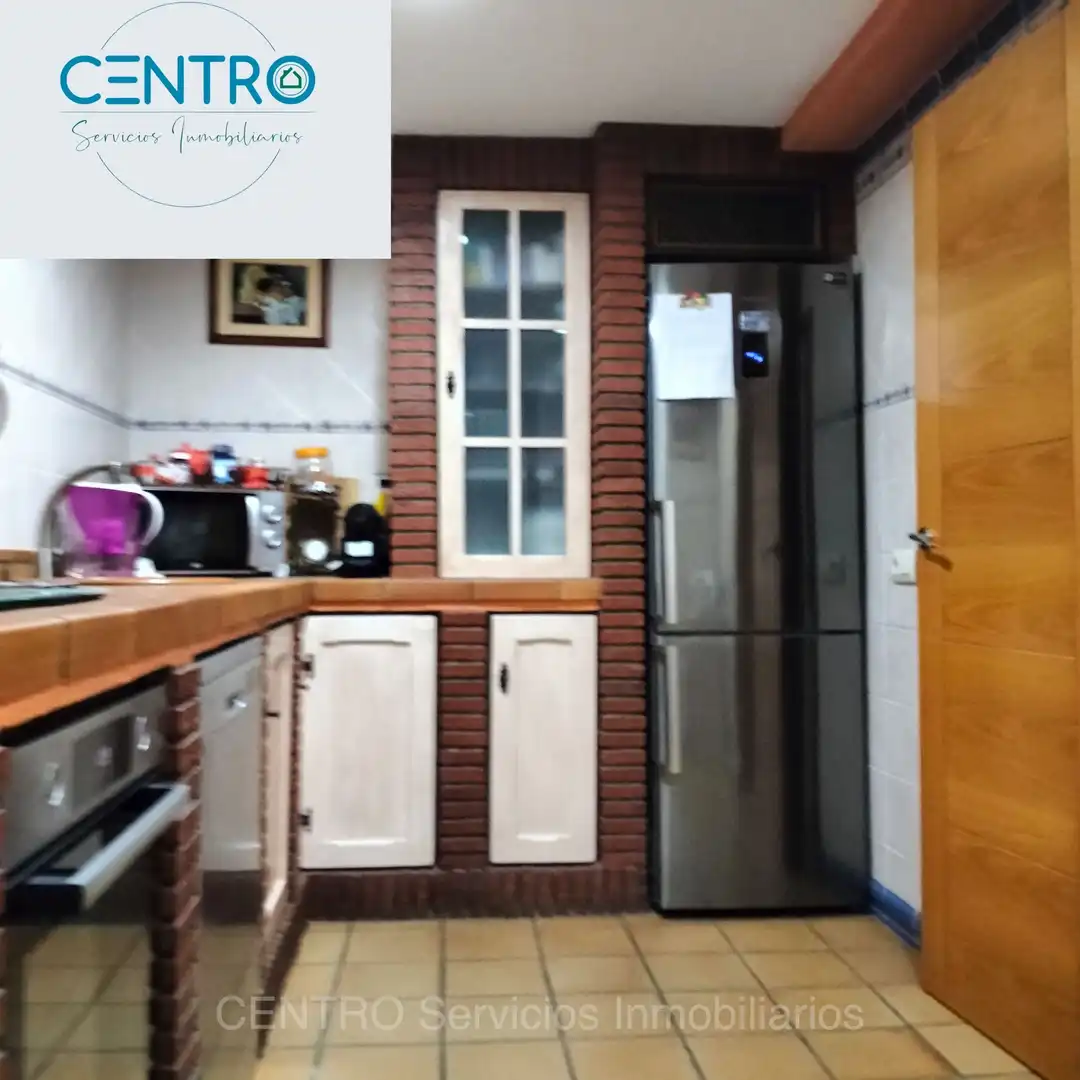 Cuina de Casa adosada en venda en Algeciras amb Aire condicionat