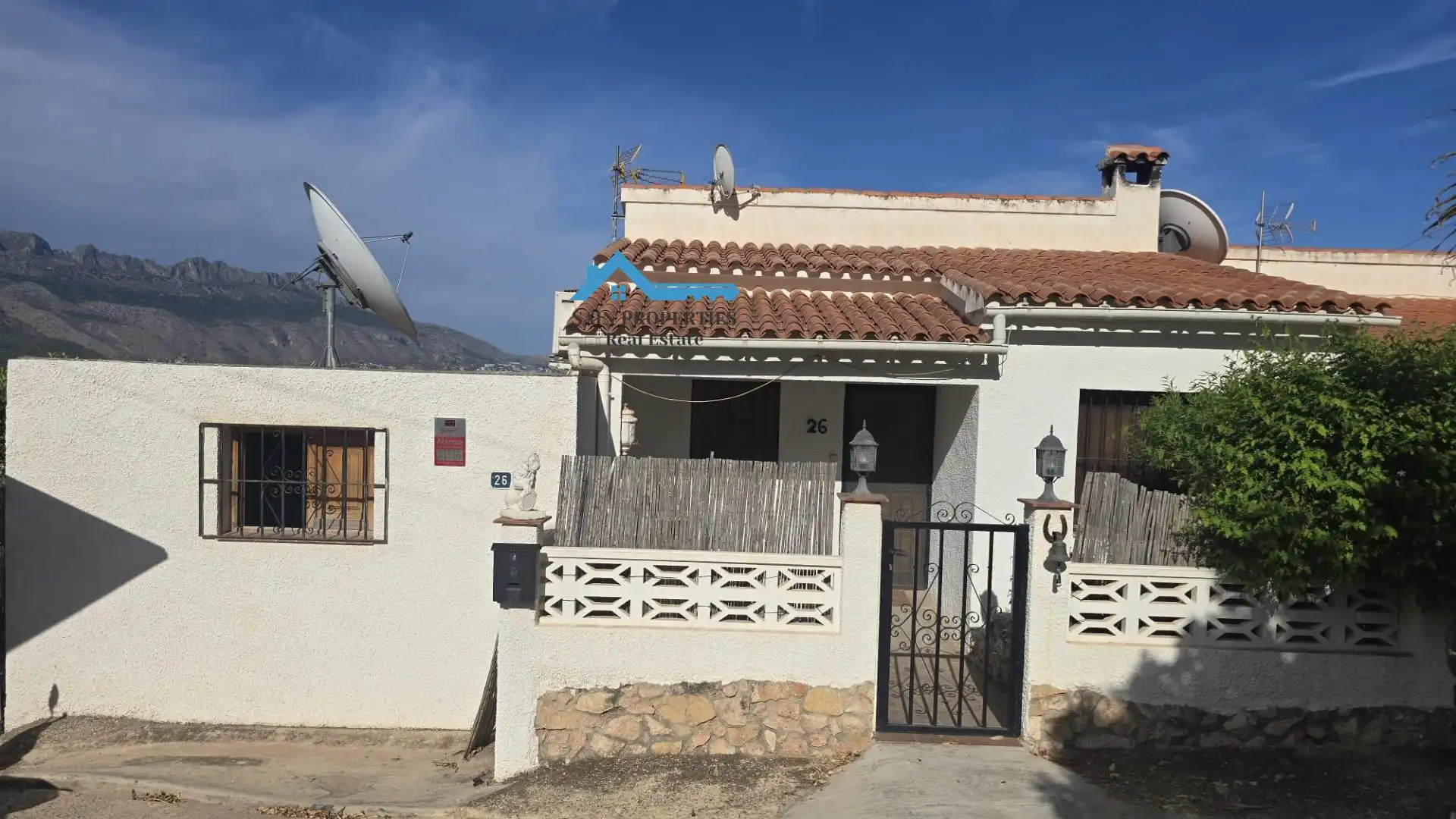 Vista exterior de Casa adosada en venda en La Nucia amb Aire condicionat, Calefacció i Jardí privat
