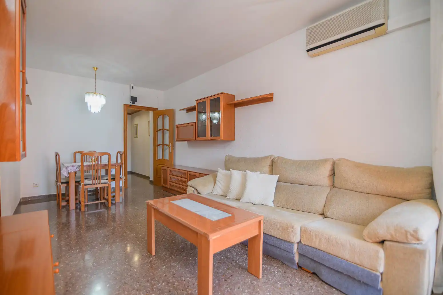 Sala d'estar de Pis en venda en Sant Boi de Llobregat amb Aire condicionat i Balcó