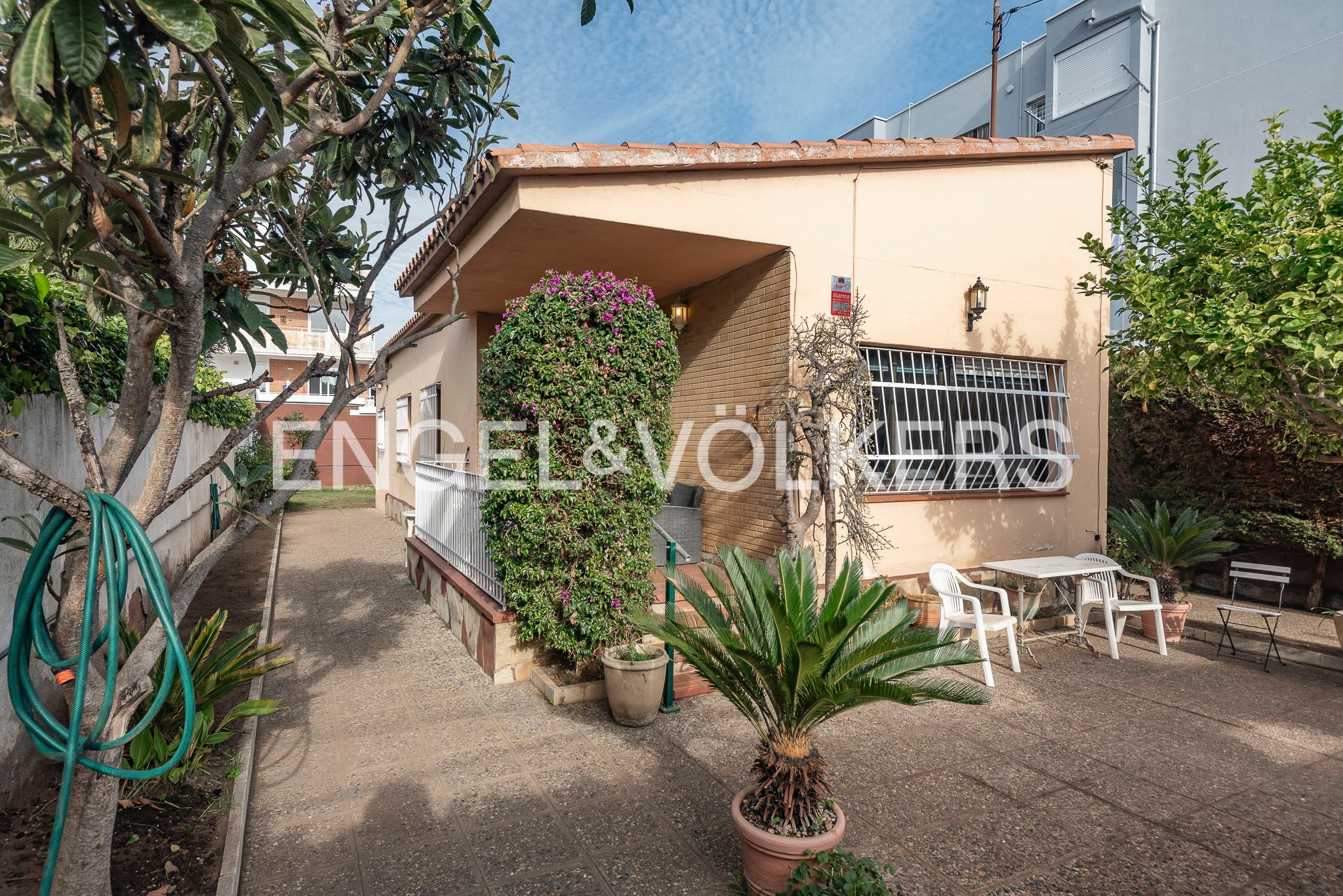 Vista exterior de Casa o xalet en venda en Castelldefels amb Aire condicionat, Calefacció i Jardí privat