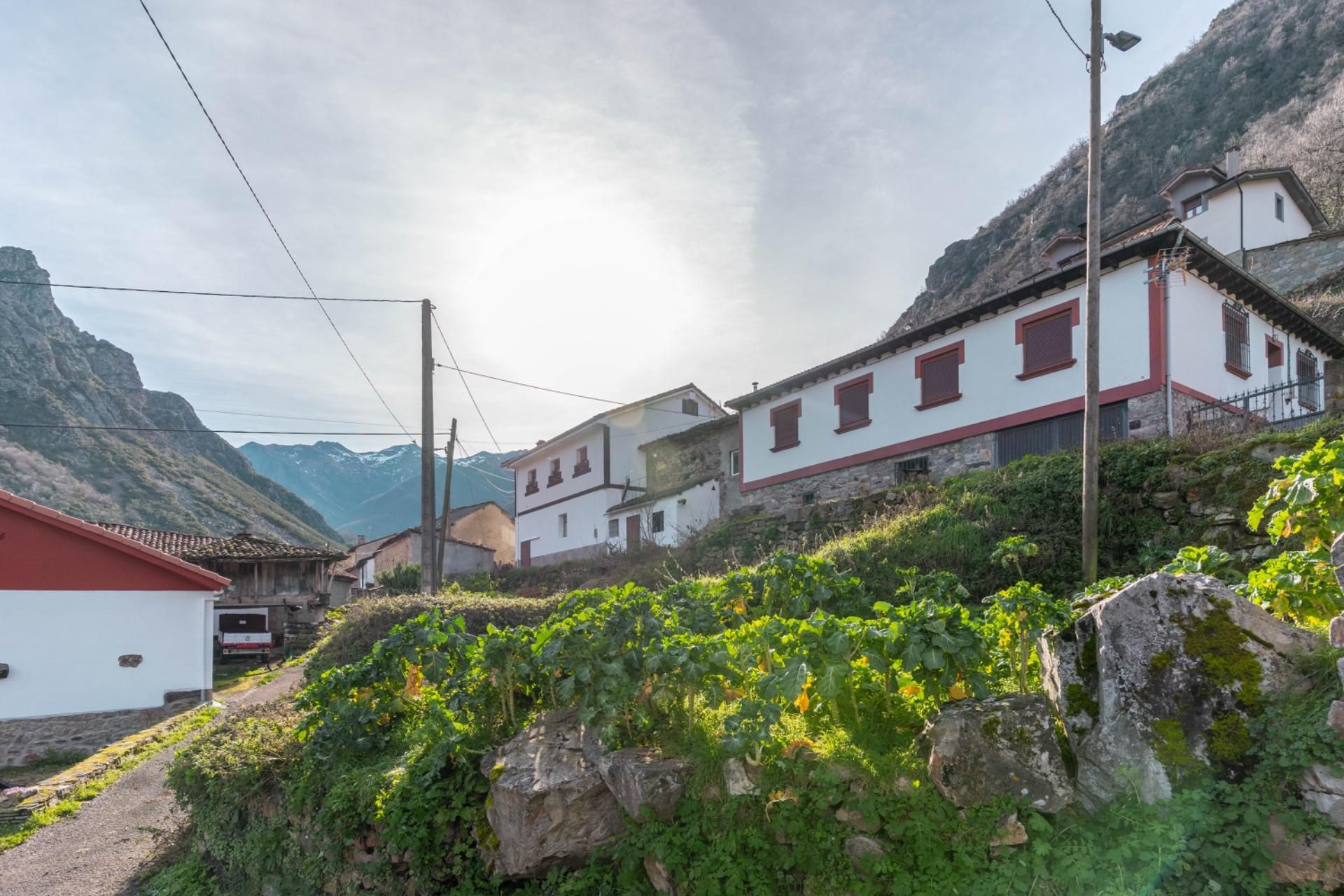 Vista exterior de Casa o xalet en venda en Somiedo amb Calefacció, Jardí privat i Terrassa