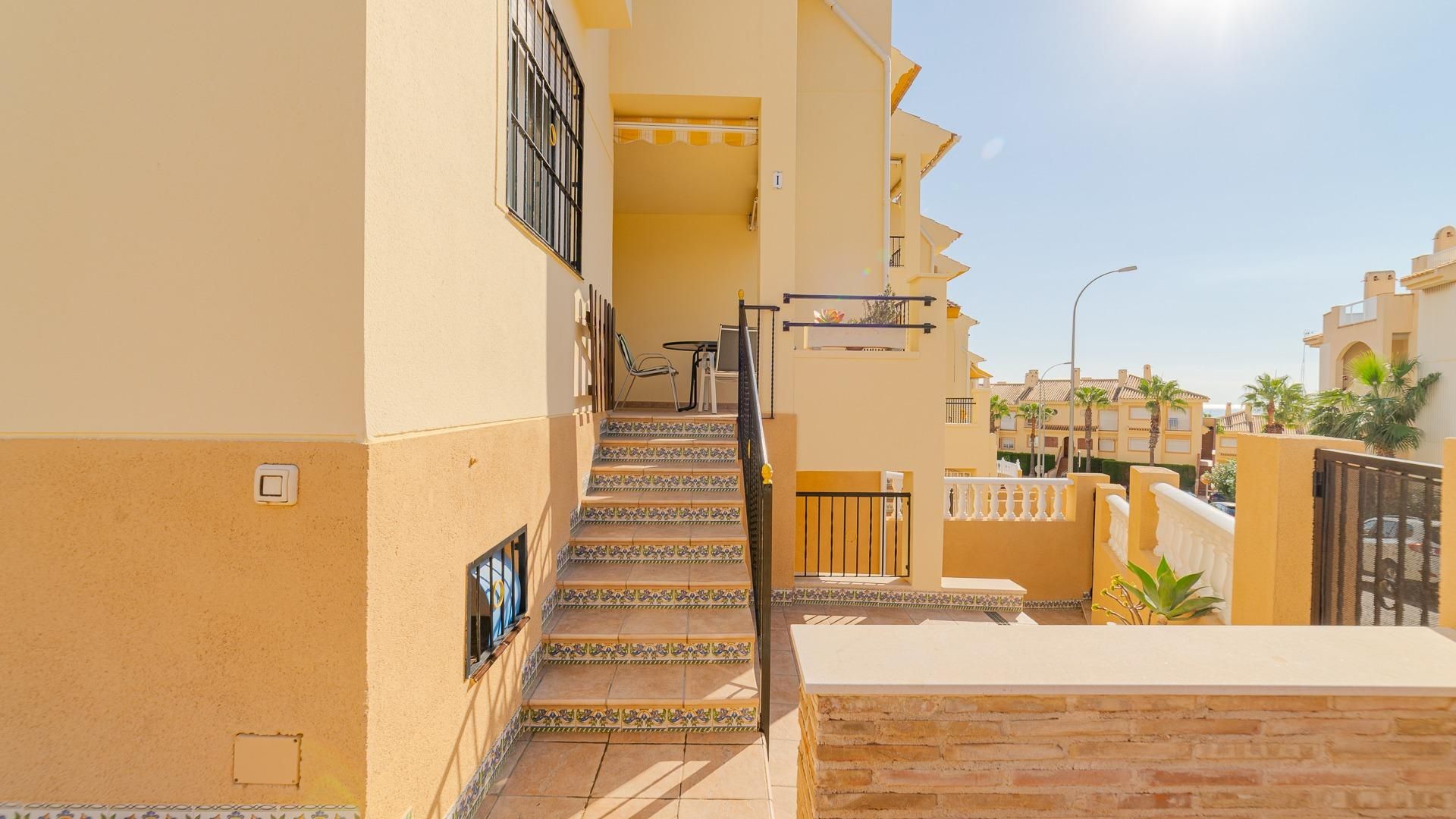 Vista exterior de Casa o xalet en venda en Orihuela amb Jardí privat, Terrassa i Piscina