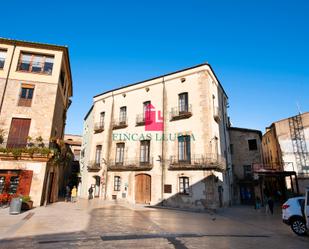 Vista exterior de Edifici en venda en Besalú