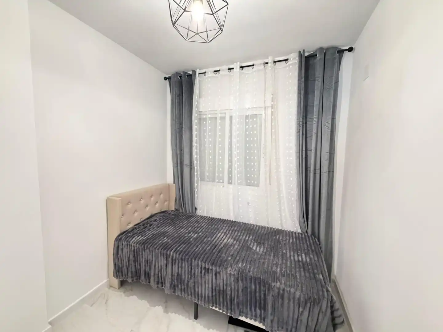 Habitación de Apartamento en venta en Torrevieja con Aire acondicionado, Amueblado y Piscina comunitaria