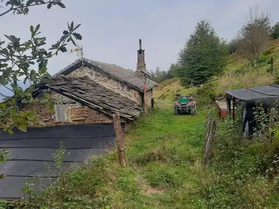 Vista exterior de Finca rústica en venda en Aller amb Moblat