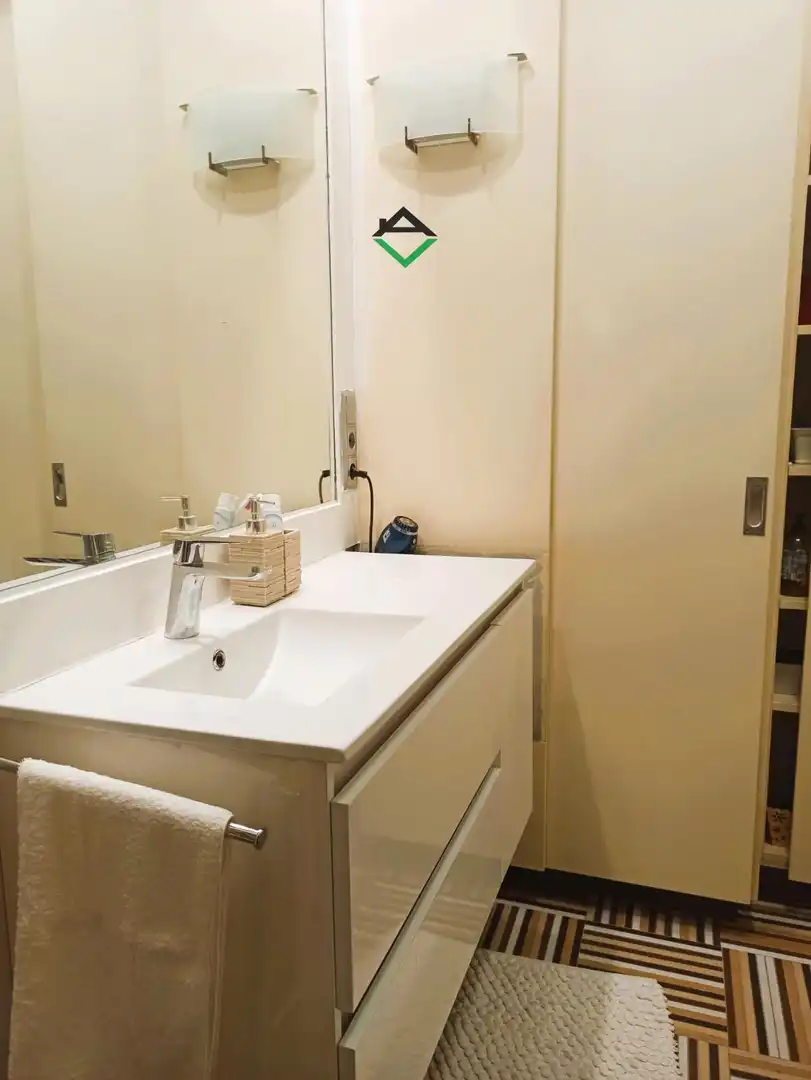 Baño de Ático en venta en Cangas  con Calefacción, Terraza y Amueblado