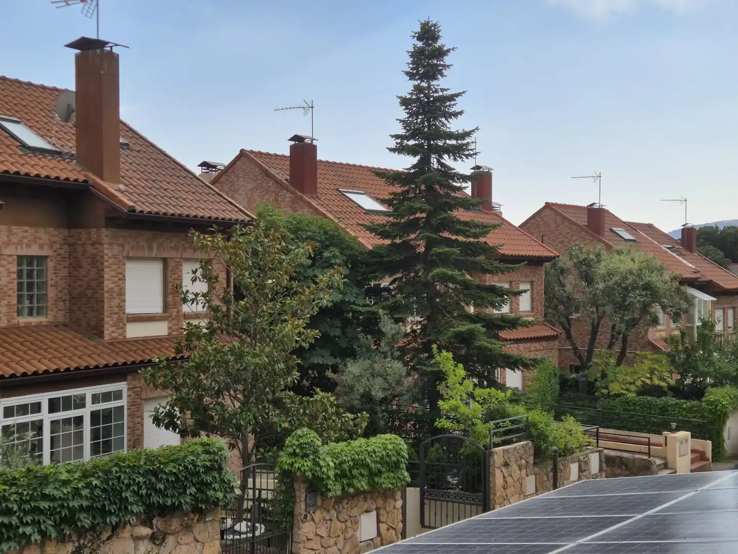 Vista exterior de Casa o chalet en venta en San Lorenzo de El Escorial con Jardín privado, Terraza y Piscina