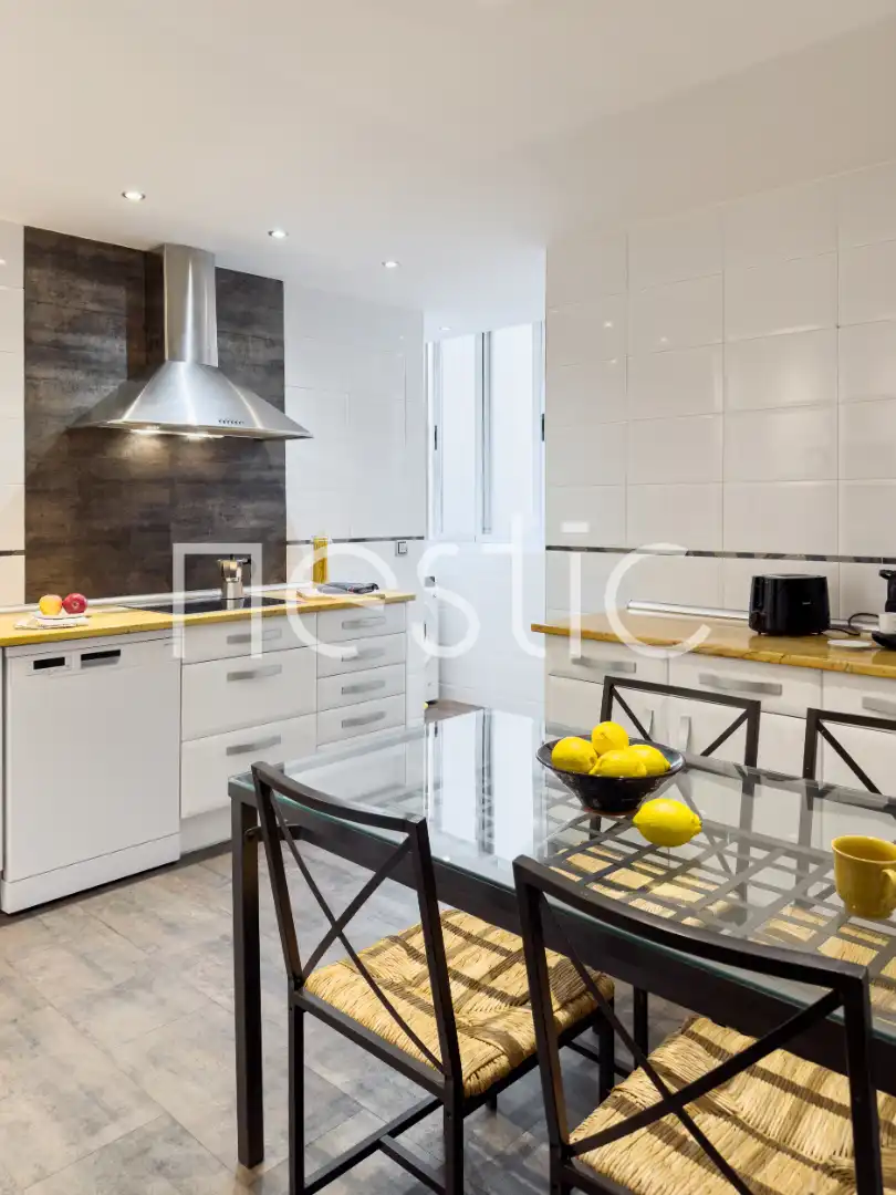 Cuina de Apartament de lloguer en Madrid amb Aire condicionat, Calefacció i Moblat