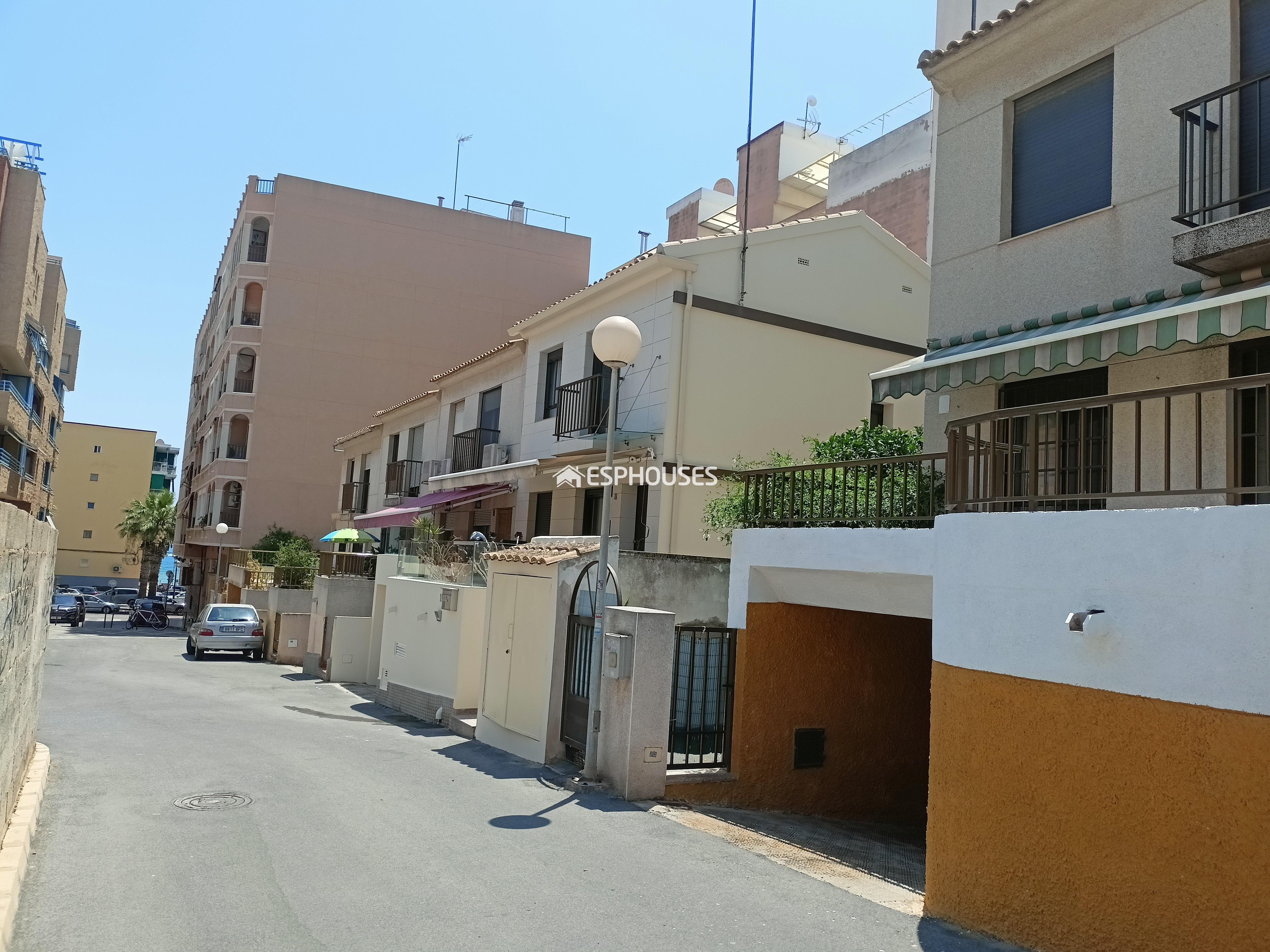 Vista exterior de Casa adosada en venda en Guardamar del Segura amb Aire condicionat, Calefacció i Terrassa