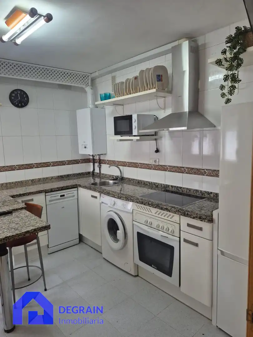 Cuina de Pis de lloguer en Oviedo  amb Calefacció, Terrassa i Traster