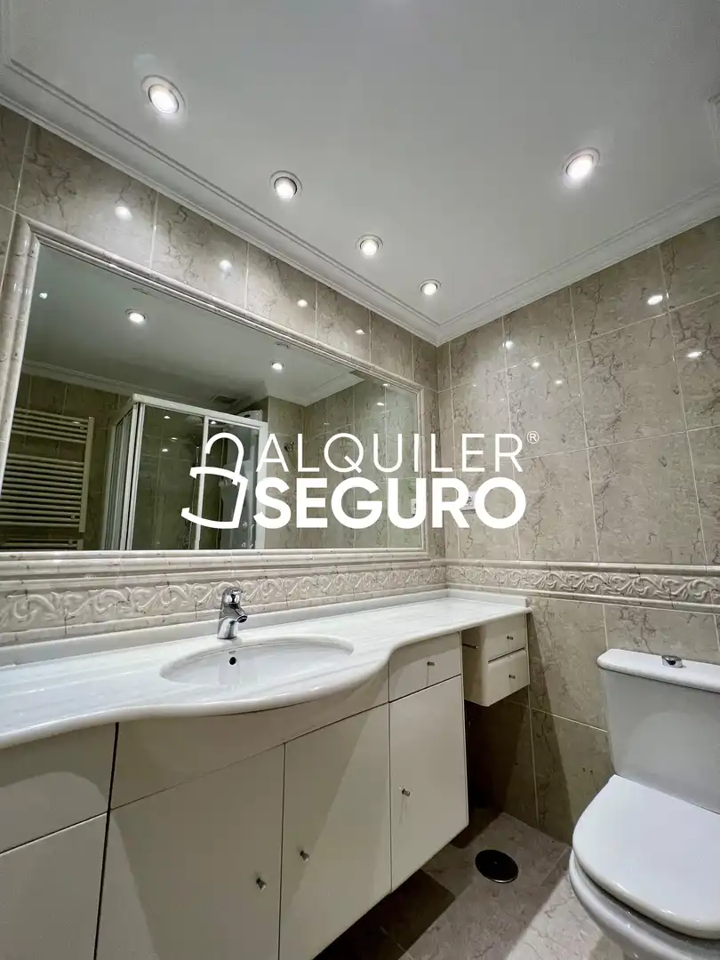 Bathroom of Flat for rent in Madrid  with Air Conditioner, Heating and Terrace
