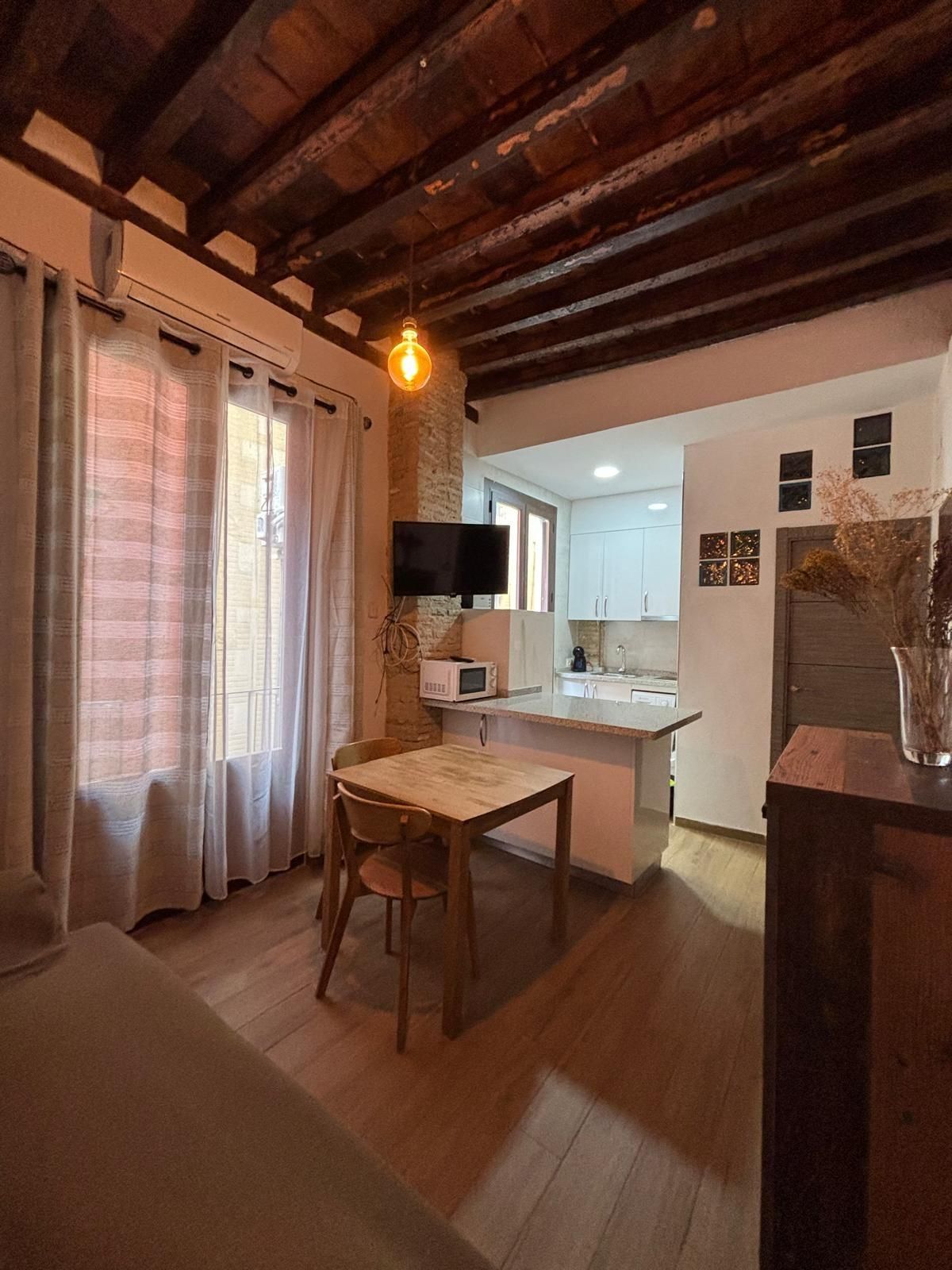 Cuina de Apartament de lloguer en  Granada Capital amb Aire condicionat