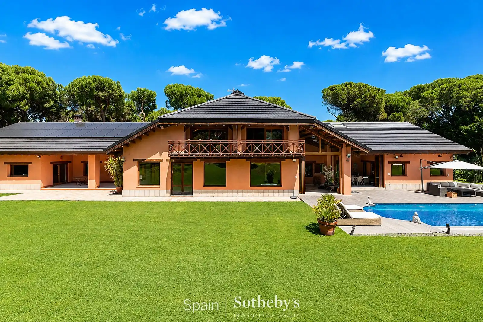 Vista exterior de Casa o xalet en venda en Pozuelo de Alarcón amb Aire condicionat, Calefacció i Jardí privat