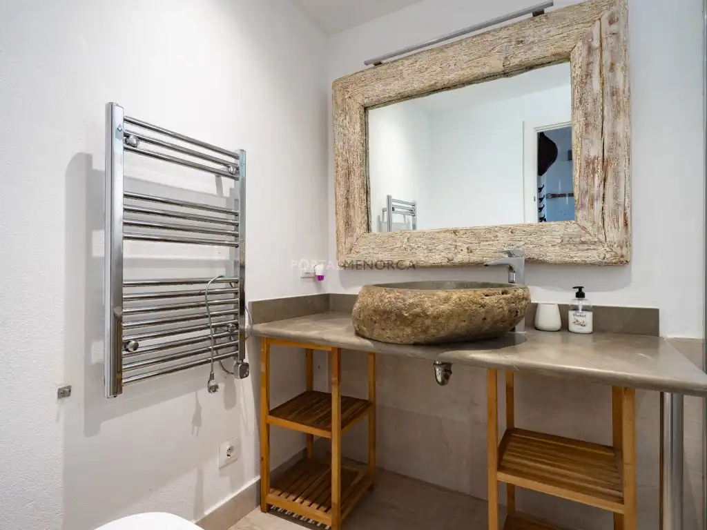 Badezimmer von Wohnung zum Verkauf in Es Castell mit Klimaanlage