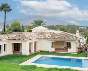 Vista exterior de Casa o xalet en venda en Marbella amb Aire condicionat, Terrassa i Piscina