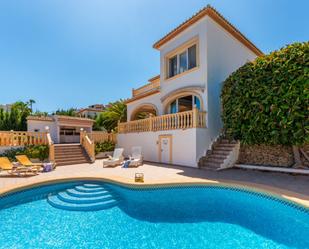 Vista exterior de Casa o xalet en venda en Calpe / Calp amb Aire condicionat, Terrassa i Piscina