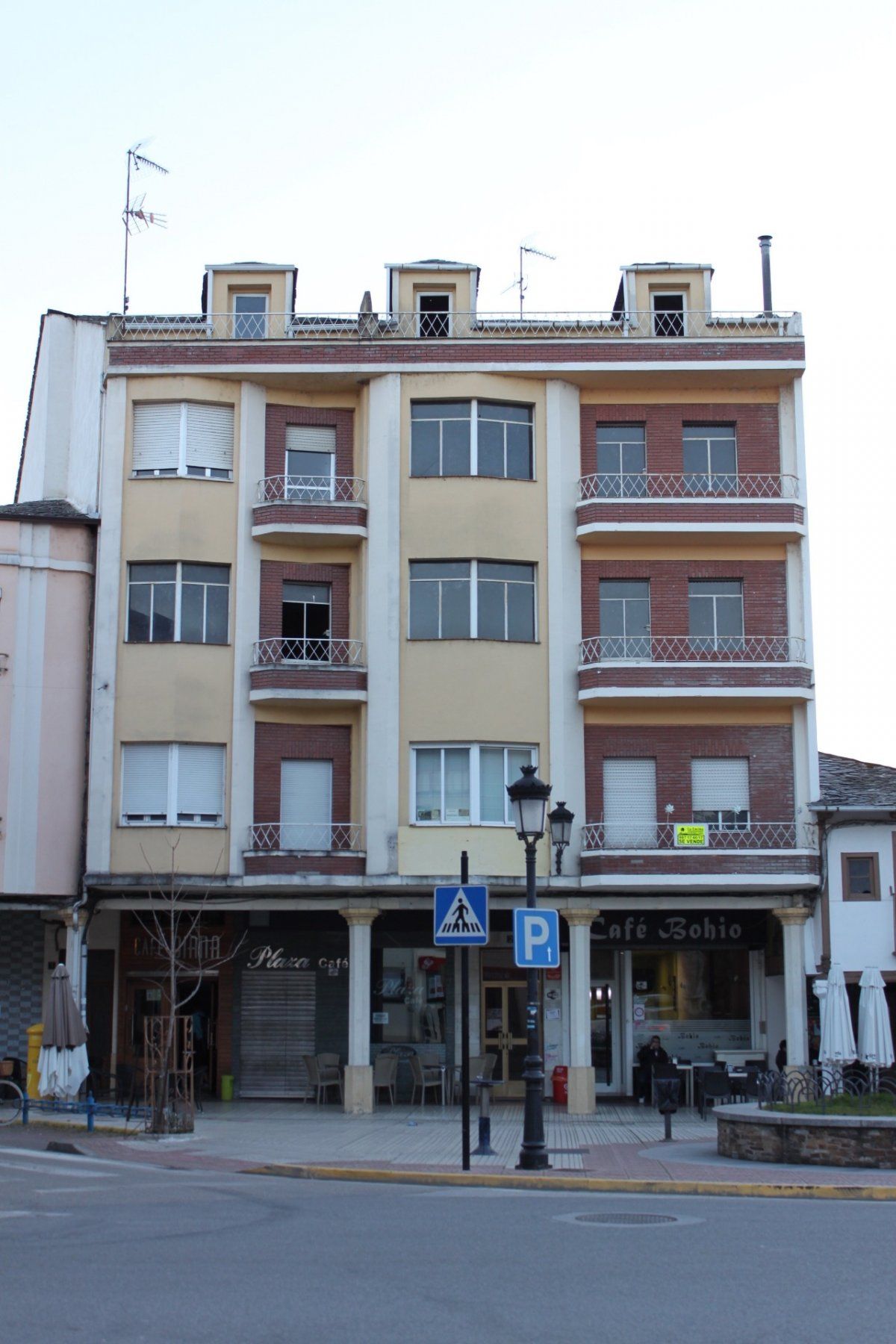 Exterior view of Building for sale in Cacabelos