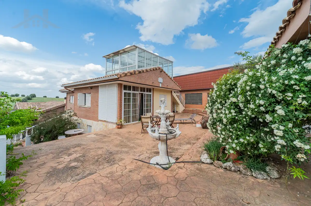 Vista exterior de Casa o xalet en venda en Yeles amb Aire condicionat, Calefacció i Jardí privat
