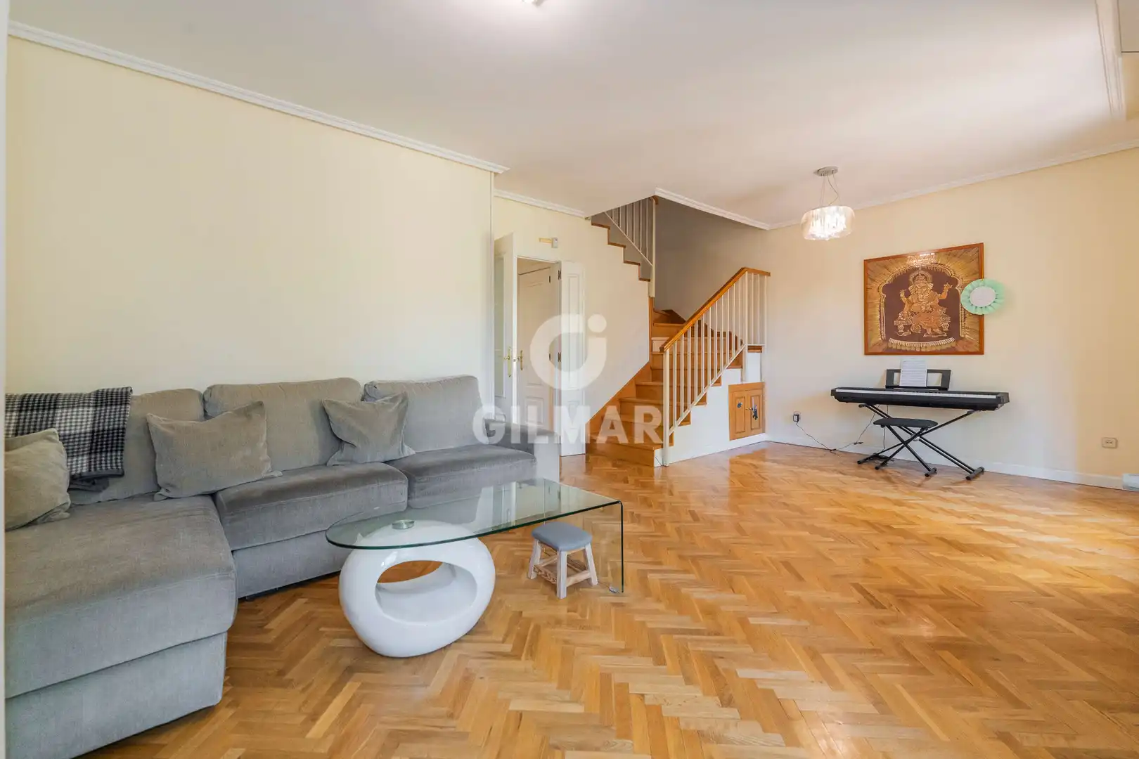Sala d'estar de Casa adosada en venda en Madrid amb Calefacció i Jardí privat
