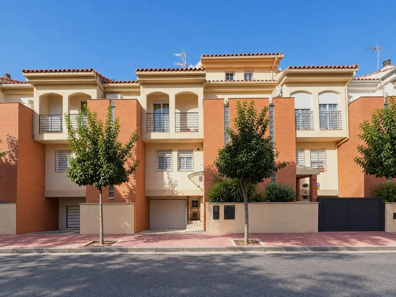 Terraced house for sale in Calle SANTIAGO GRISOLIA 23