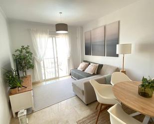 Sala d'estar de Apartament de lloguer en Manilva amb Aire condicionat, Terrassa i Piscina