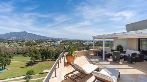 Ático de ensueño con vistas panorámicas en Marbella: ¡Su escape de lujo a la Costa del Sol!