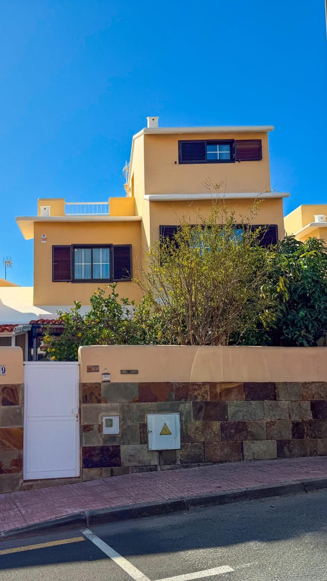 Vista exterior de Casa adosada en venda en Candelaria amb Aire condicionat i Piscina comunitària