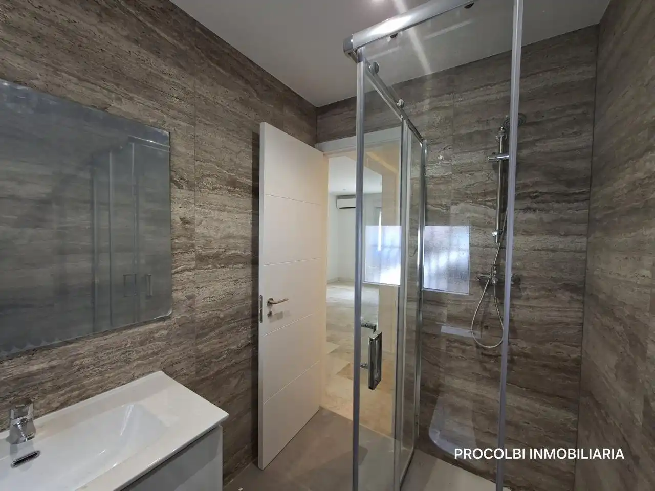 Bathroom of Ground floor for sale in Madrid  with Air Conditioner and Heating
