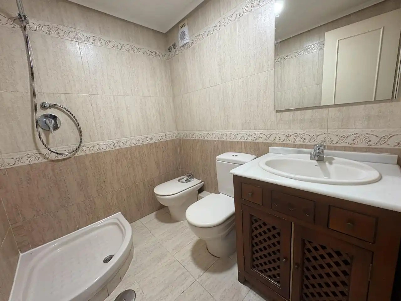 Badezimmer von Maisonette zum Verkauf in Madrid mit Heizung und Parkett