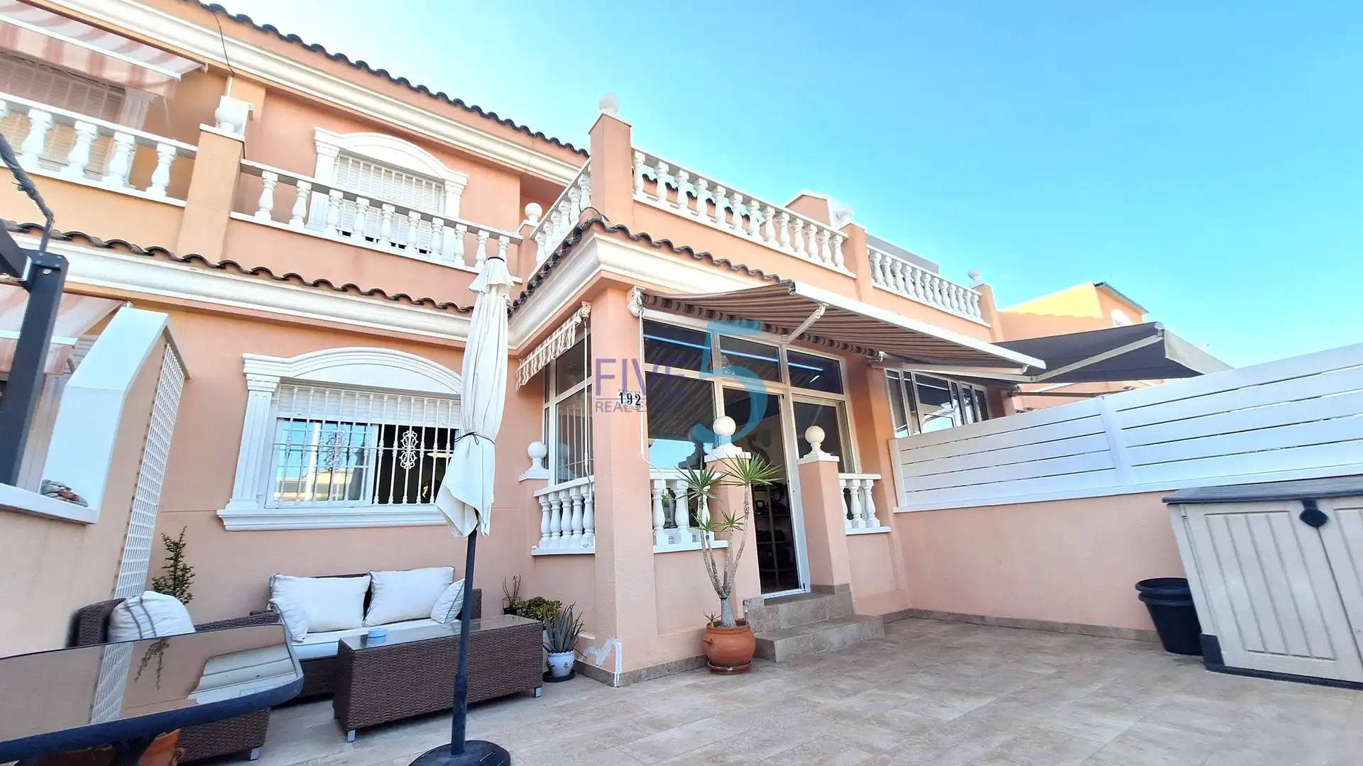 Außenansicht von Maisonette zum Verkauf in Santa Pola mit Terrasse, Abstellraum und Schwimmbad
