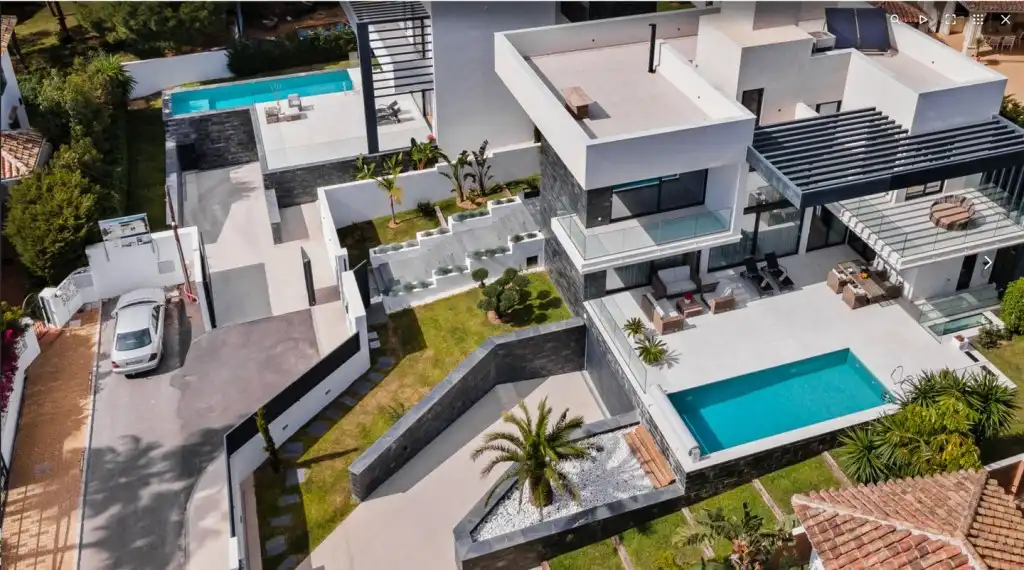 Chalet con piscina en venta en Elviria - Cabopino