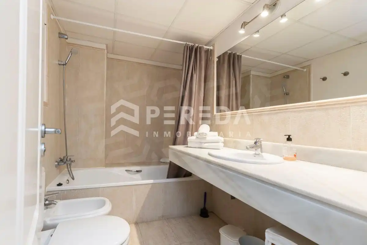 Badezimmer von Erdgeschoss zum Verkauf in Roquetas de Mar mit Klimaanlage, Privatgarten und Schwimmbad