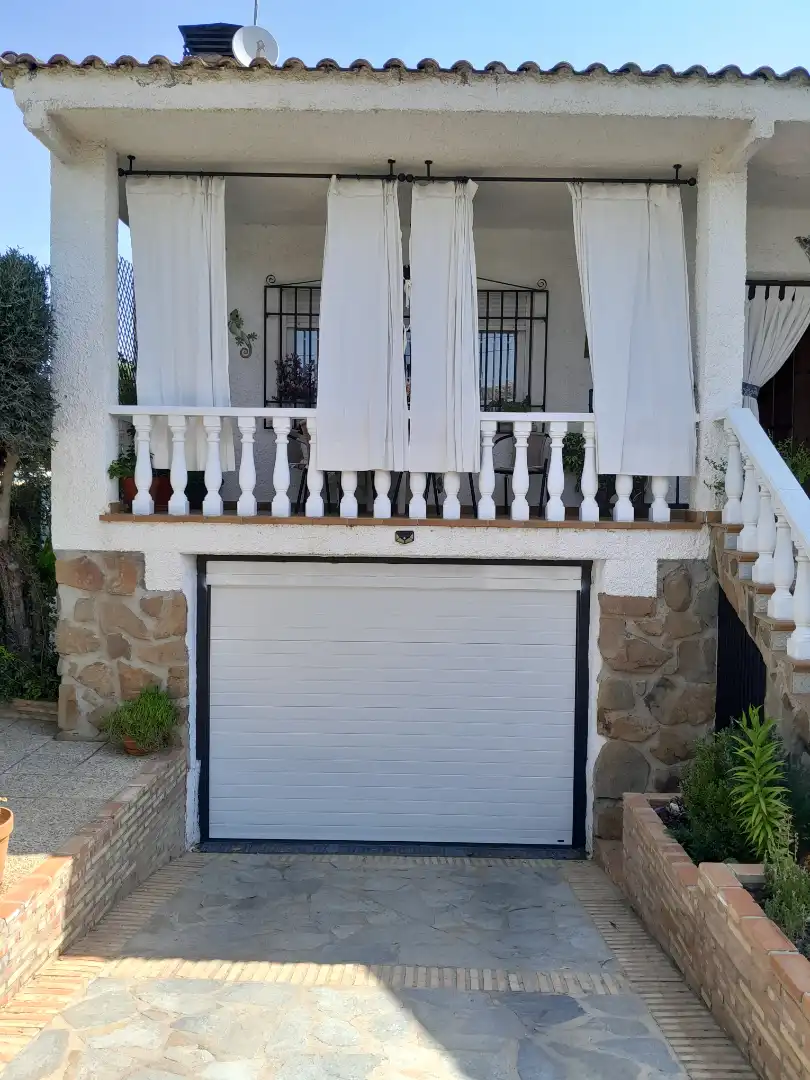 Vista exterior de Casa o chalet en venta en Cobisa con Calefacción, Jardín privado y Amueblado
