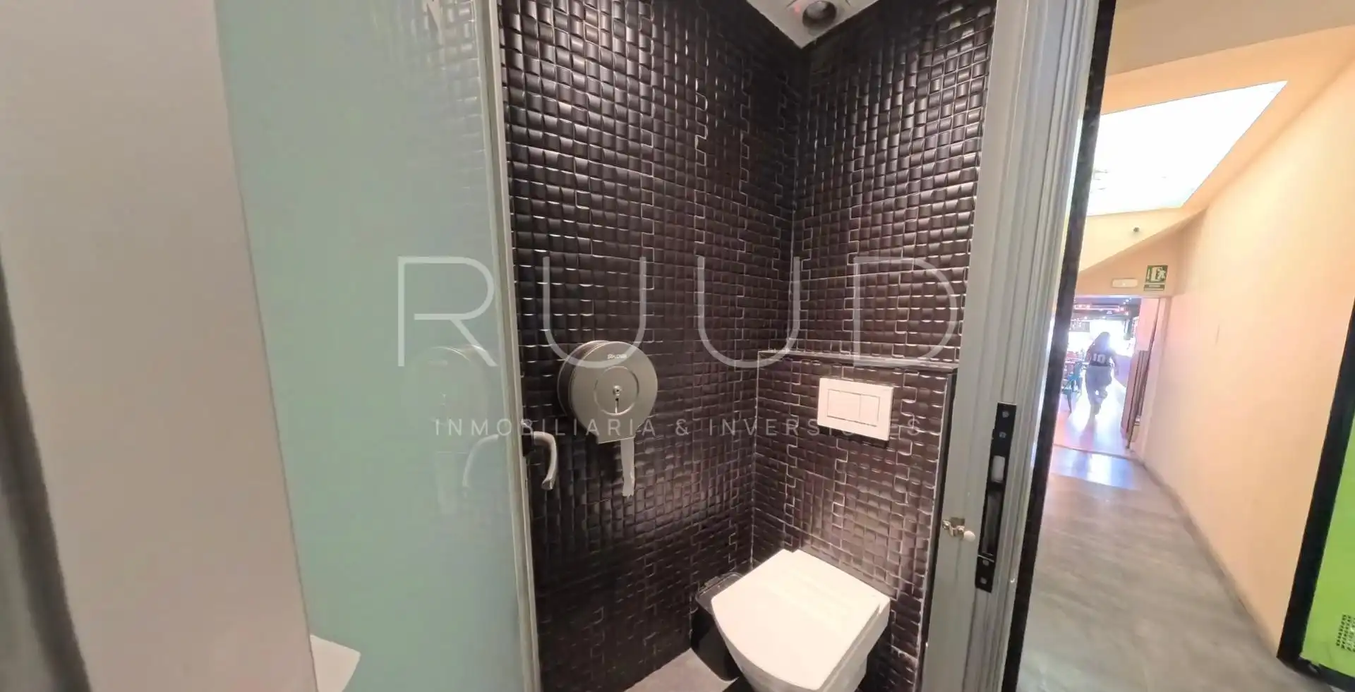 Baño de Local de alquiler en Castelldefels con Aire acondicionado