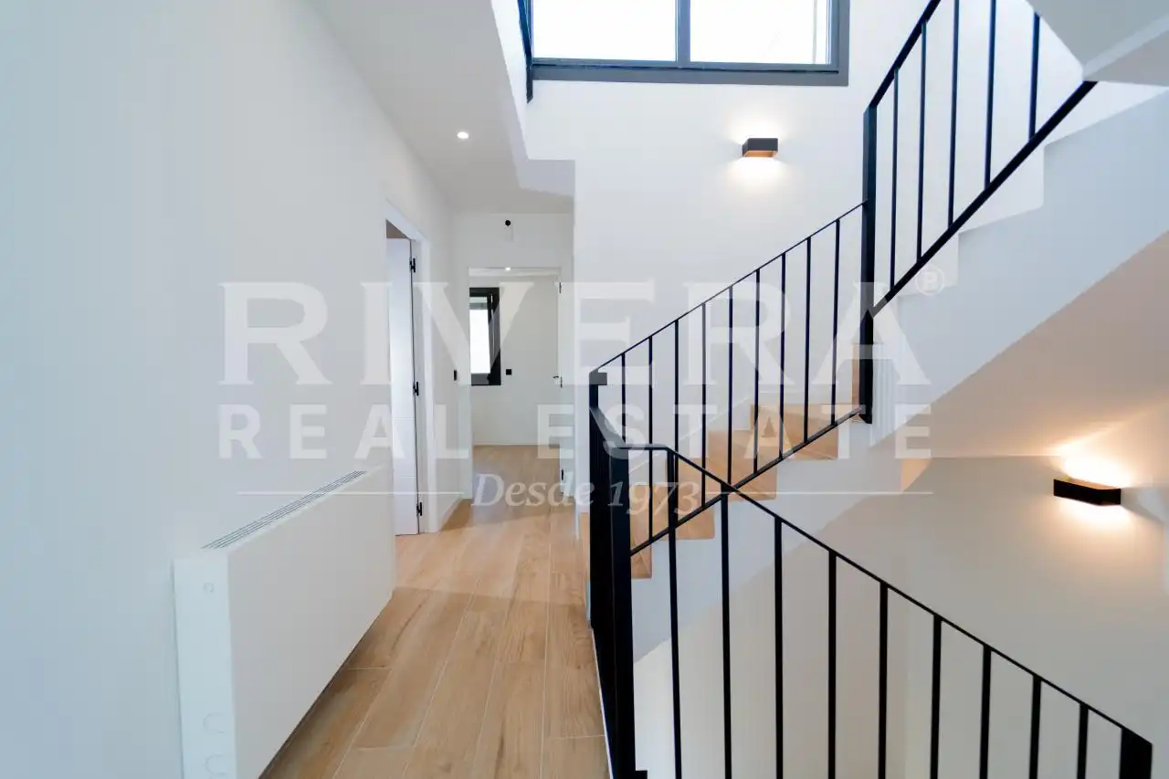 Casa adosada en venta en Vigo  con Calefacción y Jardín privado