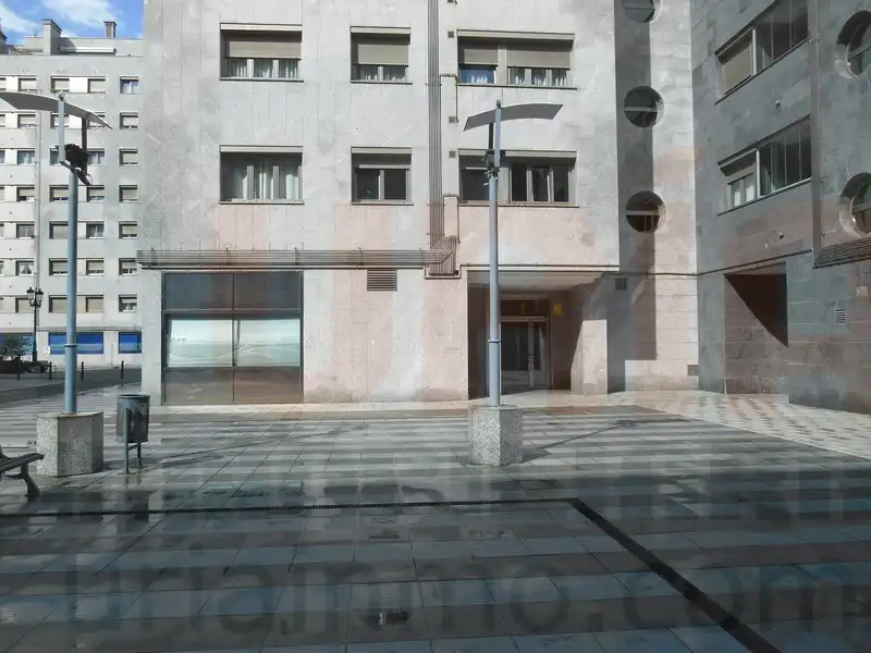 Außenansicht von Wohnung zur Miete in Oviedo  mit Heizung, Abstellraum und Ofen
