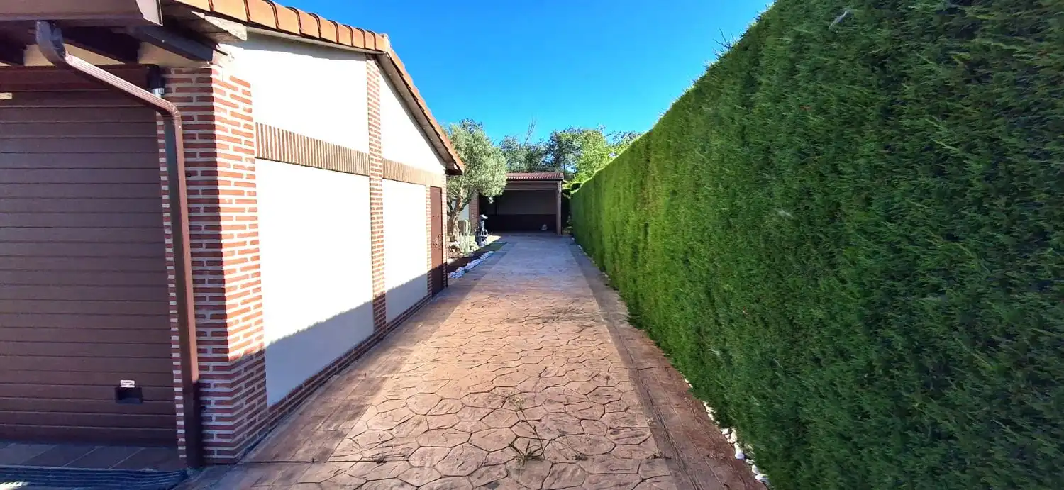Vista exterior de Casa o xalet en venda en Villanueva de Duero amb Calefacció, Jardí privat i Traster