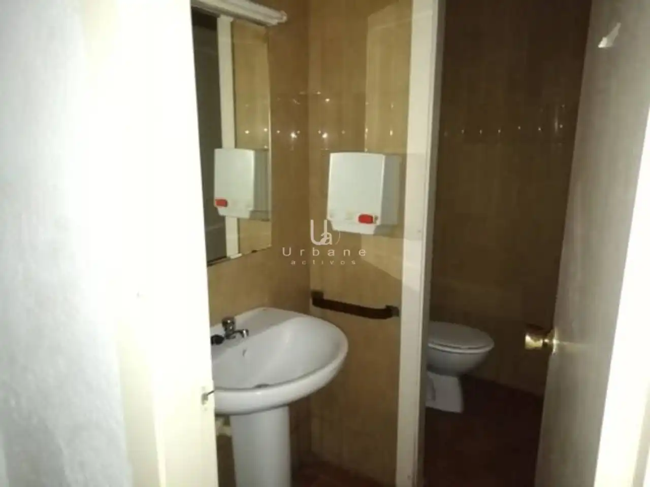 Bathroom of Commercial properties for rent in Xeraco