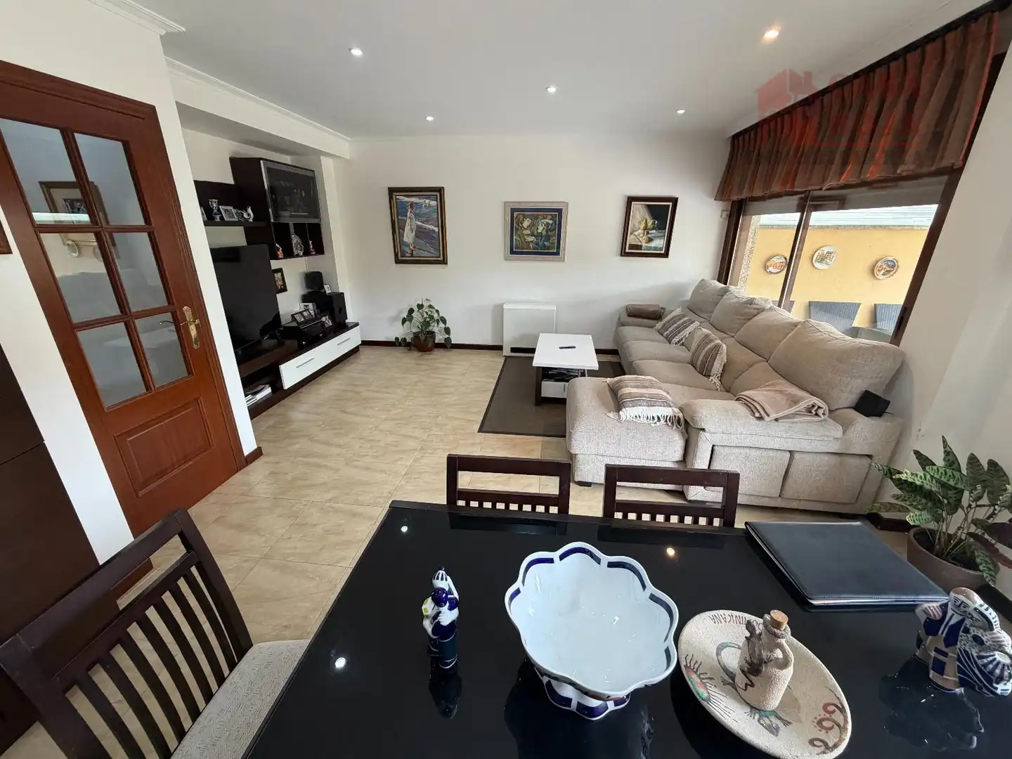 Sala d'estar de Casa adosada en venda en Cangas  amb Calefacció, Parquet i Traster