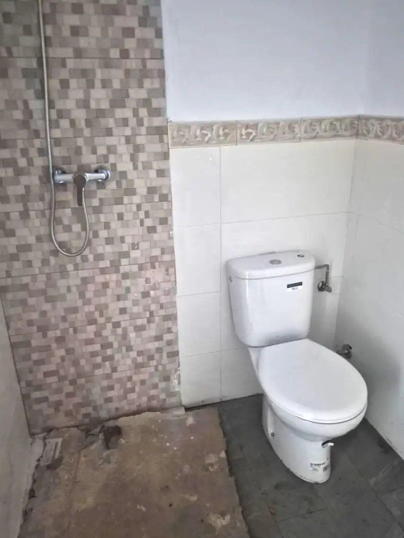Badezimmer von Fabrikhallen zur Miete in Mojados