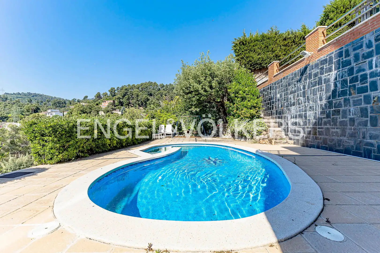 Schwimmbecken von Haus oder Chalet zum Verkauf in Santa Coloma de Cervelló mit Klimaanlage, Heizung und Privatgarten