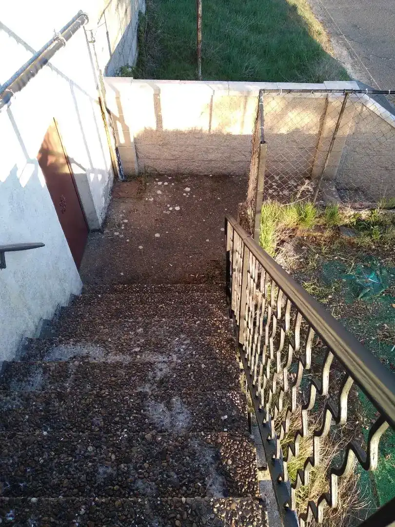 Aparcament de Casa o xalet en venda en Villagatón amb Jardí privat, Traster i Moblat