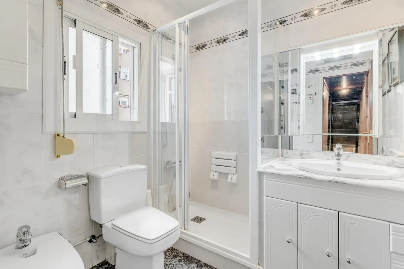 Badezimmer von Einfamilien-Reihenhaus zum Verkauf in Barcelona mit Klimaanlage, Heizung und Terrasse