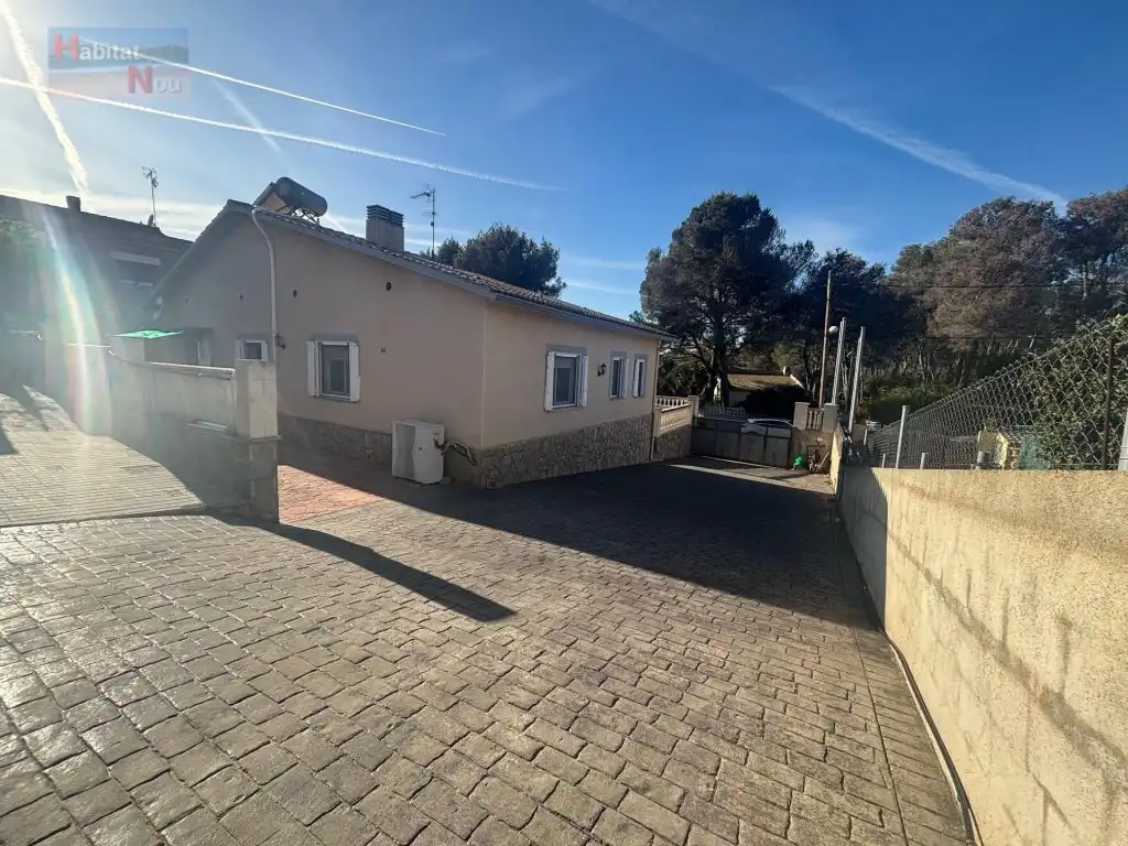 Exterior view of Houses for sale in La Bisbal del Penedès  with Oven and Microwave